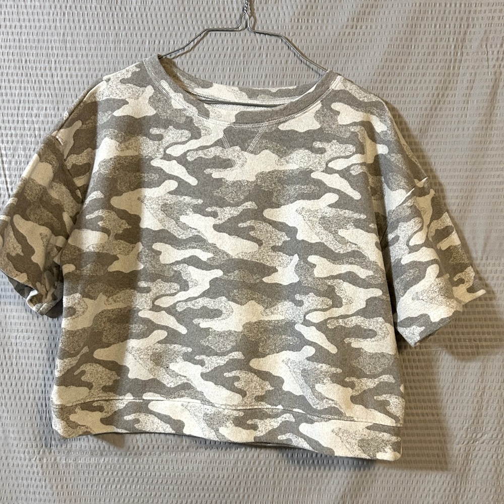 Junior’s Flirtitude Light Gray Camo Crop Top